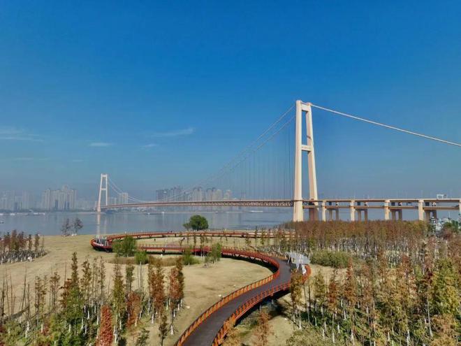 完美体育洪山江滩体育设施正在建设中但周边居民希望建草坪和绿道(图1)